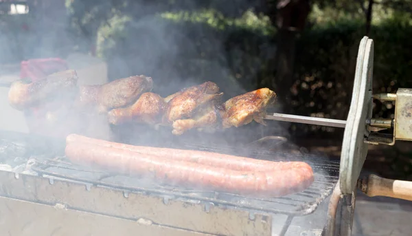 Tipikus Görög Grillsütés Kolbásszal Csirkével — Stock Fotó