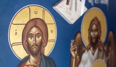 Yunanistan 'daki bir Ortodoks kaldırımında dini simgeler ve tablolar