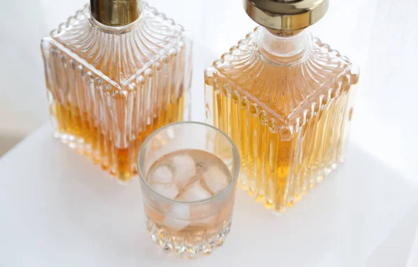Luxe Glazen Flessen Met Verschillende Alcoholische Dranken Binnen Kopieer Ruimte — Stockfoto