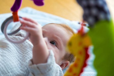 Mutlu yeni doğan bebek oynuyor ve eğleniyor