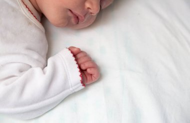 Yeni doğmuş bebek, sevimli el resmi.