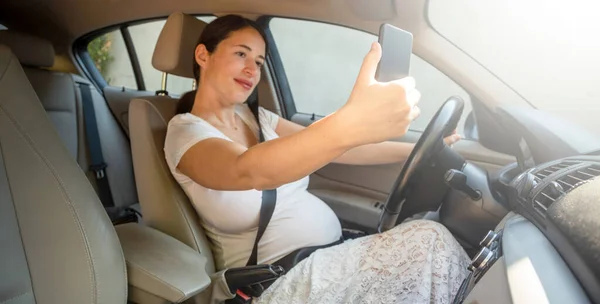 Reckless Pregnant Woman Driving Her Car Taking Selfie Her Mobile — Stock Photo, Image