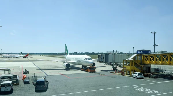 Linate Airport Italien Juni 2022 Flygplatsverksamhet Med Kommersiella Och Privata — Stockfoto