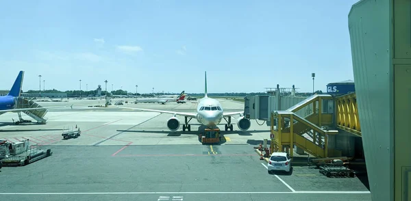 イタリア リナーテ空港 2022年6月12日 商業用および民間用ジェット便での空港運営 ロイヤリティフリーのストック画像