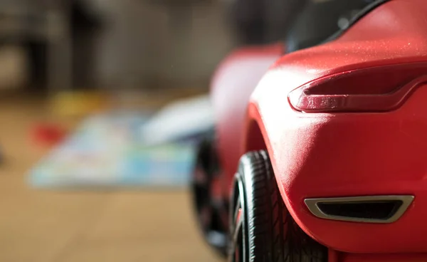 아기붉은 장난감 자동차 집에서의 — 스톡 사진