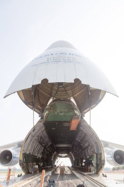 MALPENSA HAVAALANI - 14 Eylül 2021: Yükleme işlemleri sırasında, kalkıştan önce Büyük Antonov 124-100