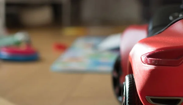 아기붉은 장난감 자동차 집에서의 — 스톡 사진