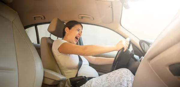 Woedende Gekke Zwangere Vrouw Rijden Haar Auto — Stockfoto
