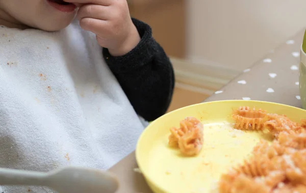 Dois Anos Idade Bebê Comer Macarrão Com Molho Tomate — Fotografia de Stock