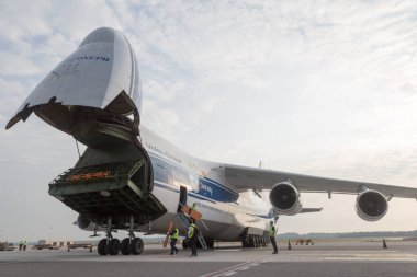 MALPENSA HAVAALANI - 14 Eylül 2021: Yükleme işlemleri sırasında, kalkıştan önce Büyük Antonov 124-100