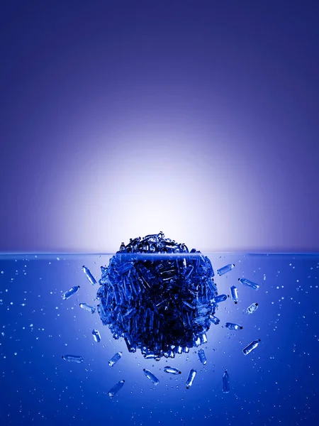Schwimmende Kugel Aus Unendlich Vielen Plastikflaschen Ins Meer Originale Darstellung lizenzfreie Stockbilder