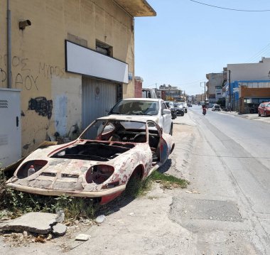 Mahvolmuş spor araba.