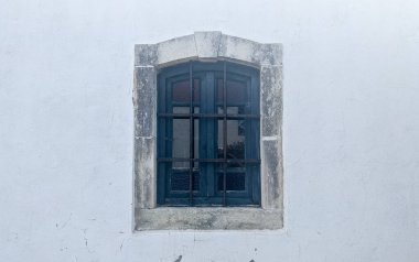 Eski pencere dokusu fotoğrafı, beyaz duvardaki boşluğu kopyala