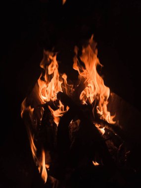 Gecenin karanlığında yanan büyük ateş.