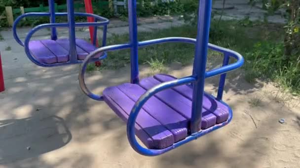 Schaukeln Auf Dem Spielplatz Purpurblaue Schaukeln Happy Child Konzept Hochwertiges — Stockvideo