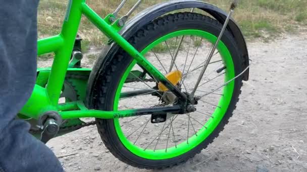 Radfahrer Auf Grünem Fahrrad Kind Strampelt Fahrrad Park Hochwertiges Filmmaterial — Stockvideo