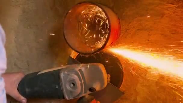 スチールパイプを切断する産業男性は 産業用鋼構造に電気研削ホイールを適用します 高品質のフルHd映像 — ストック動画
