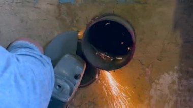 İşçi, çelik borularda kıyma makinesi kullanıyor. Yüksek kaliteli FullHD görüntüler