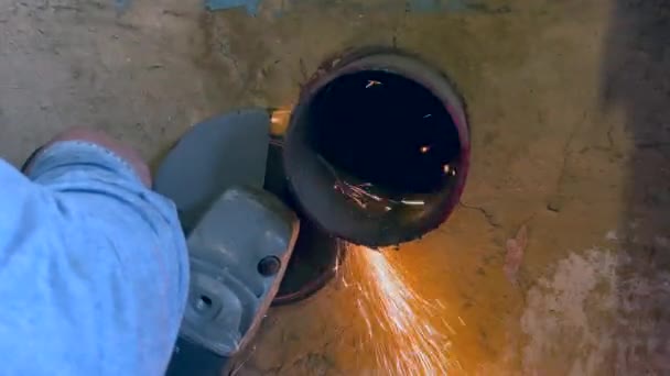 鋼鉄部品の管の角度の粉砕機械を使用する労働者 高品質のフルHd映像 — ストック動画