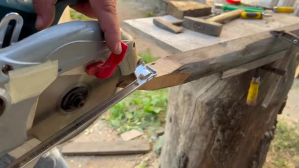 Pracownik Używa Piły Tarczowej Cięcia Sklejki Budowa Nowego Drewnianego Domu — Wideo stockowe