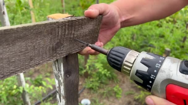 Master Drills Fence Builder Pneumatic Hammer Drills Hole Concrete Wall — Stock Video