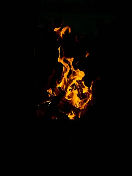 Vuurvlammen Zwarte Achtergrond Verticale Foto Hoge Kwaliteit Foto — Stockfoto