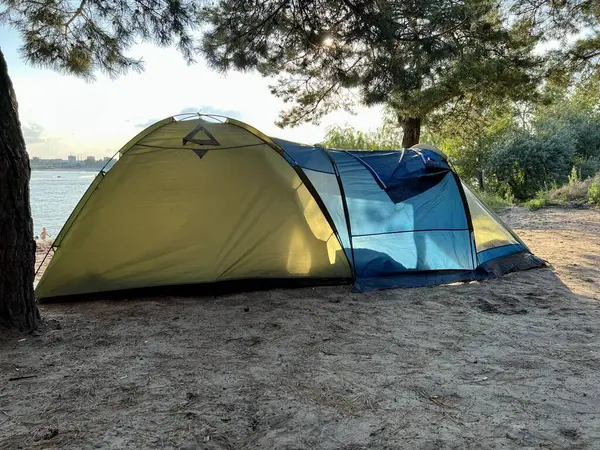Tente Bleue Verte Bord Lac Concept Vacances Camping Brouillard Sur — Photo