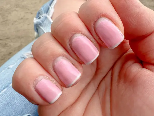 Mahvolmuş manikür Fransızcası berbat. Kapatın. Yüksek kalite fotoğraf