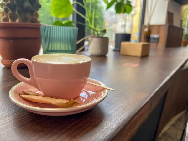 Kafe masasında kapuçino kahve fincanı. Köpüklü Rosetta çiçeğinin yakın çekimi. Yüksek kalite fotoğraf