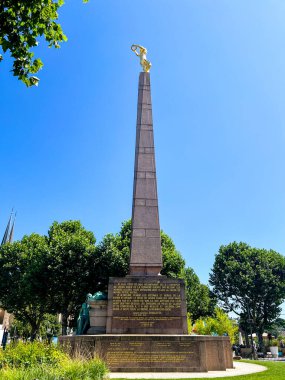 Lüksemburg 'da bir sütunda Altın Kadın' la birlikte anıt. Dikey fotoğraf