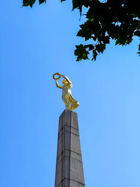 Lüksemburg 'da bir sütunda Altın Kadın' la birlikte anıt. Kapat. Dikey fotoğraf