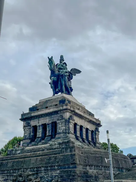 Kayzer I. Wilhelm 'in Binicilik Heykeli, Koblenz, Almanya 31 Temmuz 2024, Dikey Fotoğraf