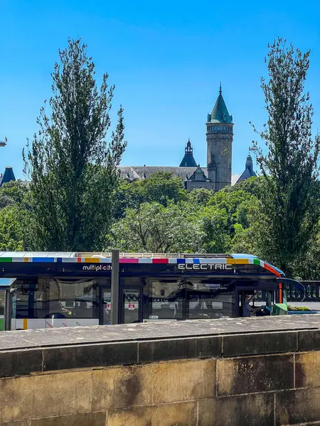 Lüksemburg. Otobüs köprüde. Sokakta toplu taşıma. 