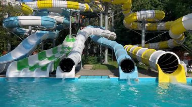 Su kayakları su parkındaki yüzme havuzuna boşalıyor.