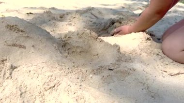 Sahilde çocuk bina sandcastle