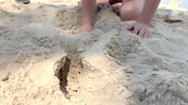 küçük çocuk Sandcastle plajda bina