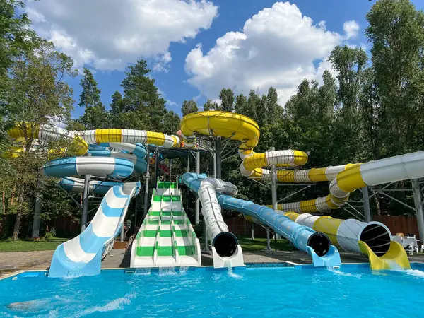 Renkli slaytlarla dolu heyecanlı bir su parkı. Aileler ve heyecan arayanlar için yaz eğlencesi ve macera sunuyor.