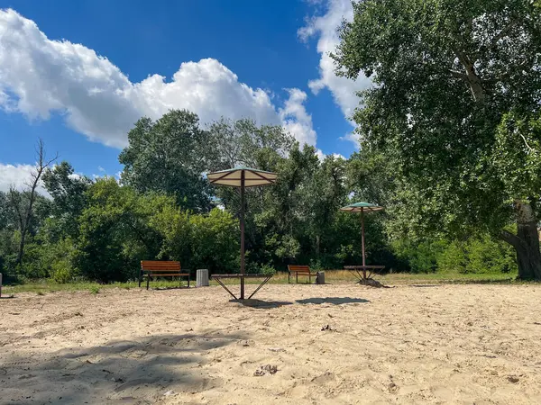 Şemsiyeli ve banklı kumsal bölgesi ziyaretçileri dinlenmeye ve huzurlu bir park ortamında yaz gününün tadını çıkarmaya davet ediyor.