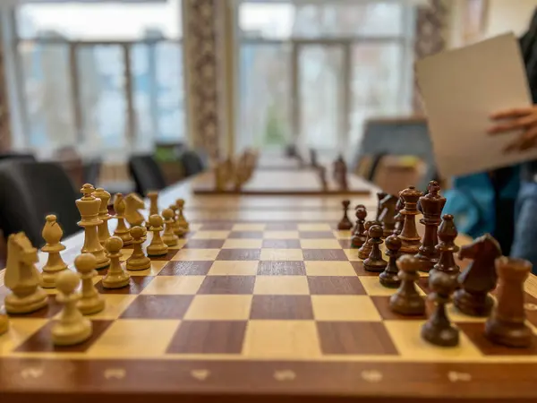 Satranç turnuvası sırasında tahta tahtaya yerleştirilmiş satranç taşları, gösteri stratejisi ve rekabet