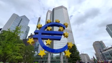 Frankfurt 'un finans bölgesinde ayakta duran Euro sembolü