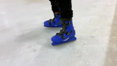 Buz patencisi buz pateni pistinde kaymayı öğreniyor.