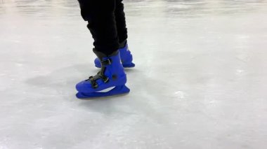 Buz patencisi, buz üzerinde denge sağlamak için adım adım kaymayı öğreniyor.