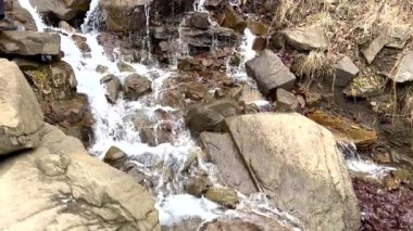 Şelale gibi akan su, doğal ortamda kayaların üzerinden akar.