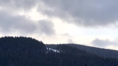 Bulutlu gökyüzü huzur dolu dağ manzarasına gölge düşürüyor