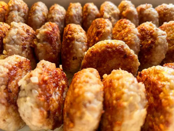 Tavada kızaran altın kahverengi köfteler, lezzetli bir aperatif ya da ana yemek oluşturur.