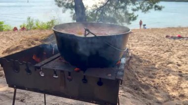 Sahilde banyocularla Brezilya 'da tencere pişirmek.