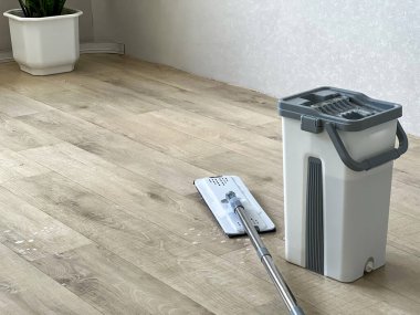 Modern temizlik ekipmanları apartmanın zeminini temizliyor.