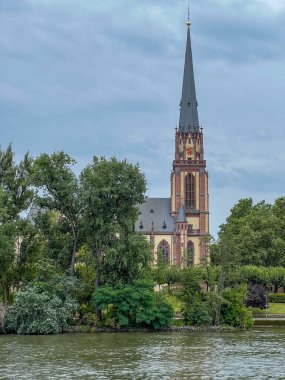 Dreikonigskirche 'nin manzaralı manzarası, Almanya' nın ana şehri Frankfurt am Main 'deki bir adada bulunan tarihi bir Protestan kilisesi.