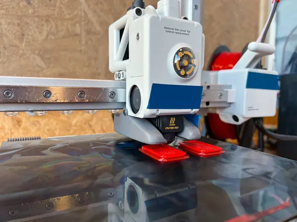 Modern 3D yazıcı kırmızı plastik parçalar üretiyor, gelişmiş katkı maddeleri üretim teknolojisi sergiliyor