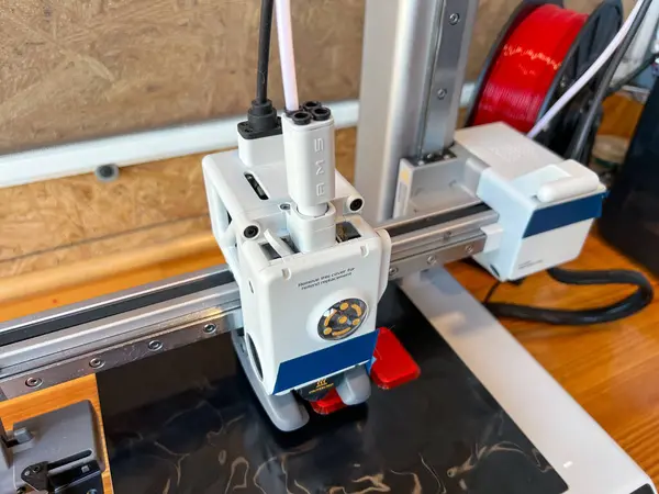 3d yazıcı ekstrüderi fdm teknolojisini kullanarak katman katman bir nesne oluşturur